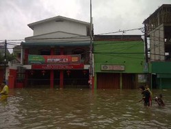 Jl Abdullah Syafei Lumpuh, Stasiun Tebet Aman Banjir