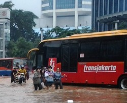 Berjalan Kaki di Tengah Lautan Jl MH Thamrin