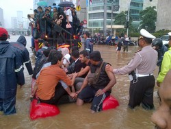 Kisah Warga di HI, Mulai dari Foto-foto Sampai Anak Main Sepeda