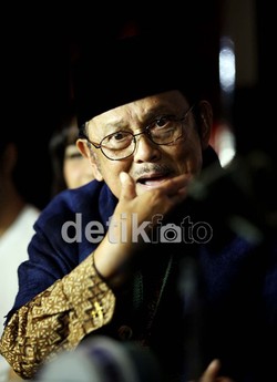 BJ Habibie: Saya Bilang Gila, Industri Strategis Penerbangan Dibubarkan