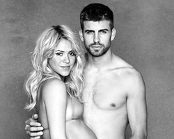 Pose untuk Amal, Shakira Pamerkan Perut Hamil Dalam Balutan Bikini