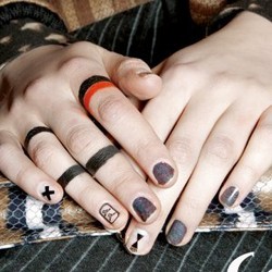 5 Idola KPop Pria Berkuku Cantik