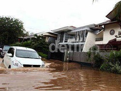 4 Tips Berkendara Saat Banjir ala Rifat Sungkar