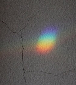 Pelangi di Antara Keretakan