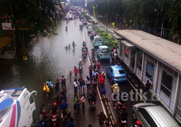 Banjir, Jl Otista Macet