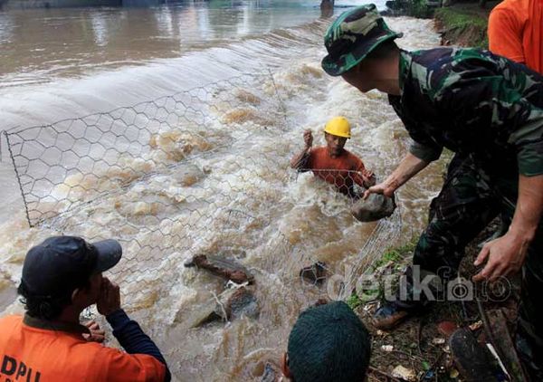 Tanggul Jebol di Taman Lawang Mulai Ditambal