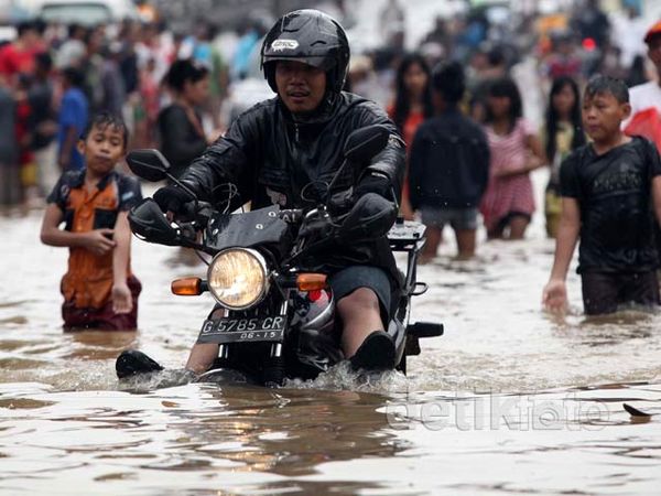 Terobos Banjir, Motor Mogok