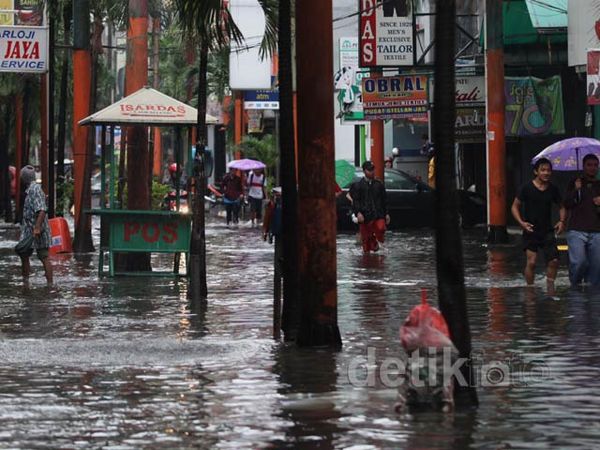 Pasar Baru Banjir, Jual Beli Terganggu