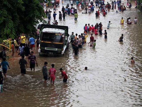 Jalan Kiai Tapa Lumpuh Total