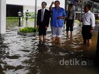 Istana Banjir, SBY Gulung Celana