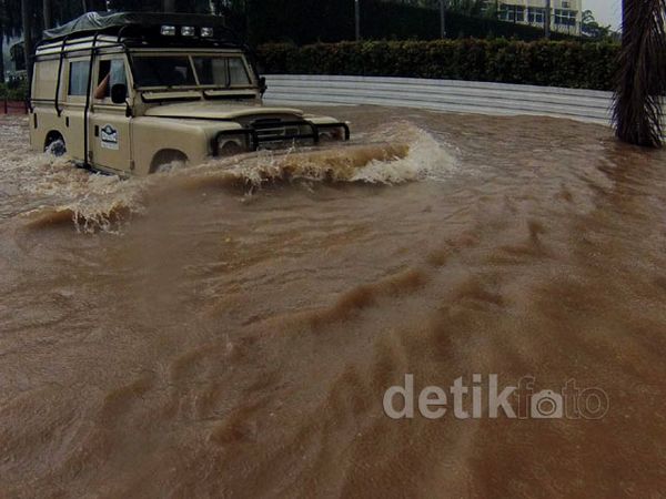 Mobil-mobil Pemberani di Tengah Banjir HI