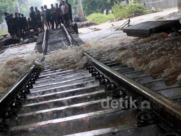 Tanggul Jebol Penyebab Banjir Jalan Thamrin