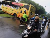 Hindari Banjir, Bus Ini Melintang di Median Jalan