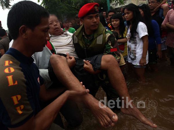 Kopasus Evakuasi Paksa Warga Jatinegara Pulo