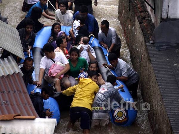 Warga Jati Baru Dievakuasi