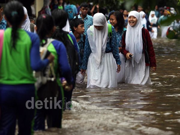 Sekolah Kebanjiran Siswa Diliburkan