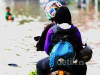 Nekat Menerobos Banjir