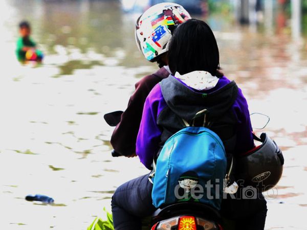 Nekat Menerobos Banjir