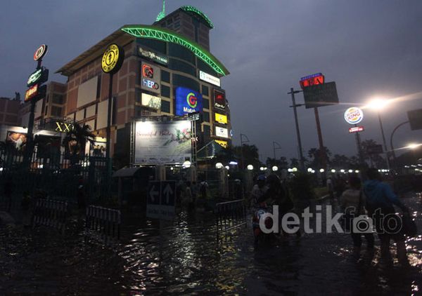 Hingga Malam Kawasan Grogol Masih Banjir