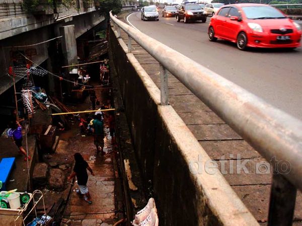 Warga Kolong Jembatan Ngungsi di Pinggir Jalan