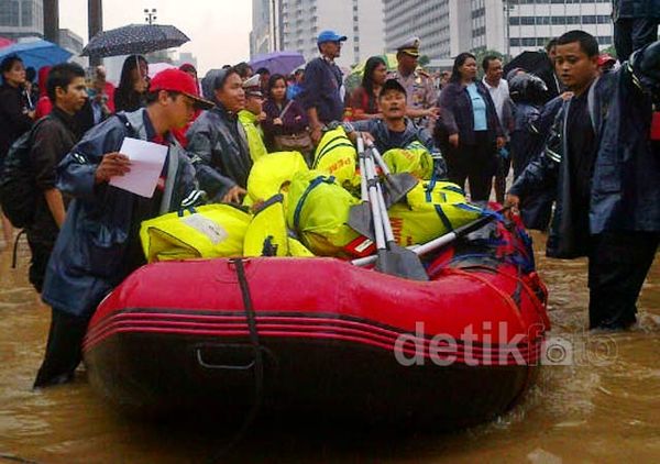 Perahu Karet Jadi Andalan di Bundaran HI