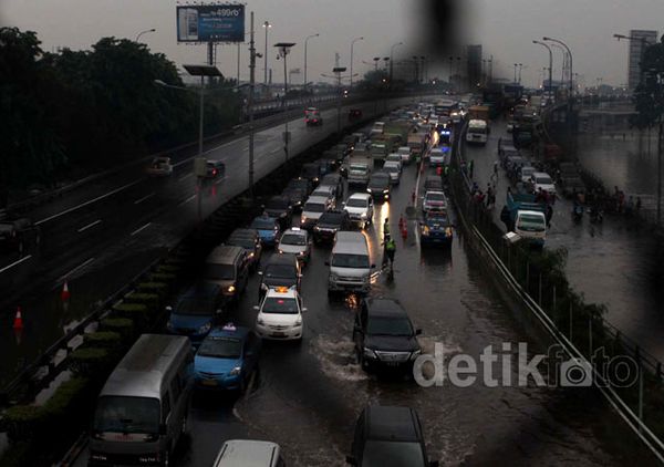 Tol Dalam Kota Masih Terendam