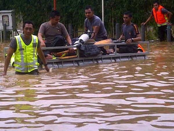 Cleaning Service Terjebak Banjir di Basement Plaza UOB 