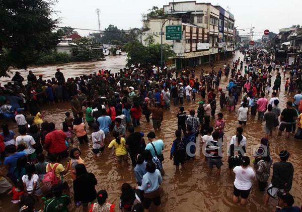 Banjir Jadi Wisata Dadakan