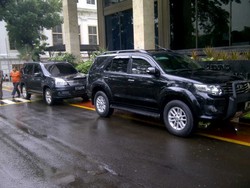 Kandangkan Sedan Mewah, Para Menteri Ekonomi Terobos Banjir Pakai SUV