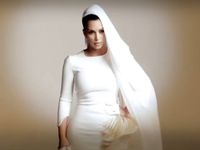 Kim Kardashian Cantik Berkerudung