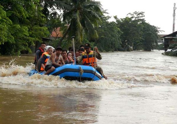 Evakuasi Korban Banjir Kampung Melayu