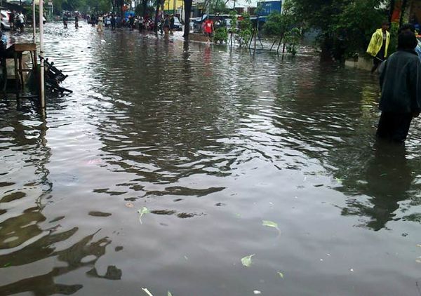 Jalan Pangeran Jayakarta Terendam