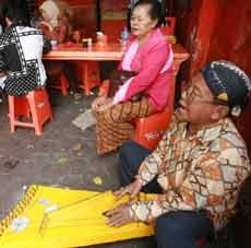 Bawa Gamelan Jawa, Pasutri Siter Terkenal di Warung-warung
