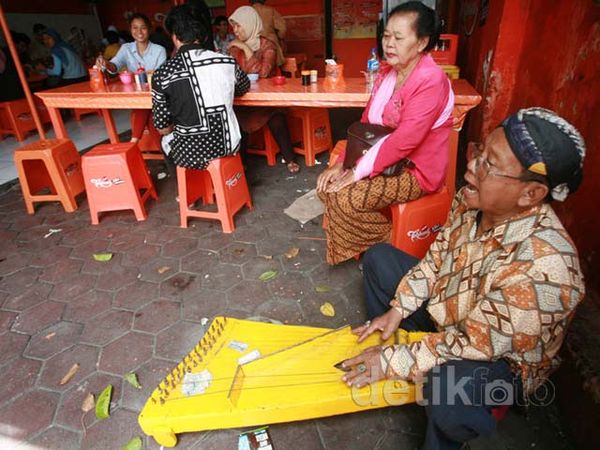 Seniman Siter Bertahan di Usia Senja