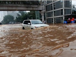 Kendaraan-kendaraan Tangguh Penerobos Banjir