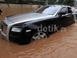 Rolls-Royce Ghost Berenang di HI