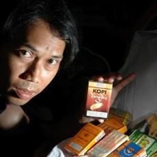 Prima Mengoleksi Bungkus Rokok Kretek Klasik yang Unik