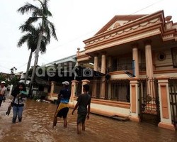 Trik Bersihkan Rumah Pasca Banjir