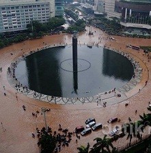 Bundaran HI Masih Tergenang, Kendaraan Sudah Bisa Melintas