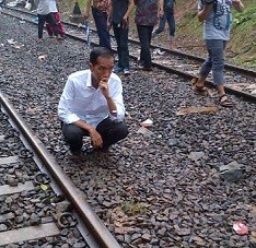 Di Tengah Hujan, Jokowi Setia Pantau Perbaikan Tanggul Jebol