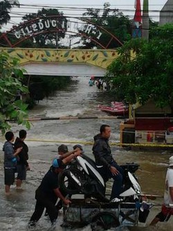  Banjir di Ring Barat Mal Puri Indah, Karang Tengah ke Kembangan Terputus