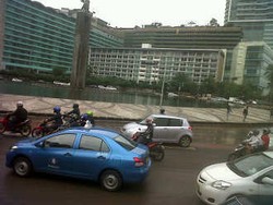  Banjir di Bundaran HI Surut, Sisakan Lumpur yang Pekat