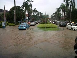 Jalan di Perumahan Elite Kemang Pratama Bekasi Ditutup, Sampah Menggunung