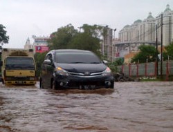 Truk Trailer Evakuasi Mobil Korban Banjir 