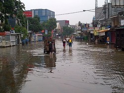 Hati-hati! Ruas Jalan di Kawasan Benhil Masih Terendam