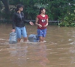 Di Lokasi Banjir, Harga Air Minum Jadi Rp 50 Ribu per Galon 