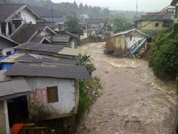 Ratusan Kios di Pasar Cisarua Rusak Diterjang Banjir Bandang