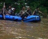 Brimob Evakuasi Korban Banjir di Green Garden