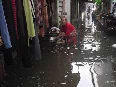 Cuci Baju dengan Air Banjir Berwarna Hitam