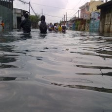 Laut Hitam Setinggi 1 meter Rendam Kampung Apung